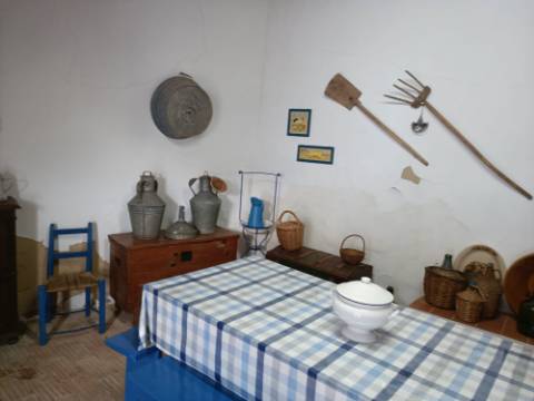 MORADIA T4 - COM TERRAÇO - COM JARDIM E POÇO - NO CENTRO DO AZINHAL EM CASTRO MARIM - ALGARVE