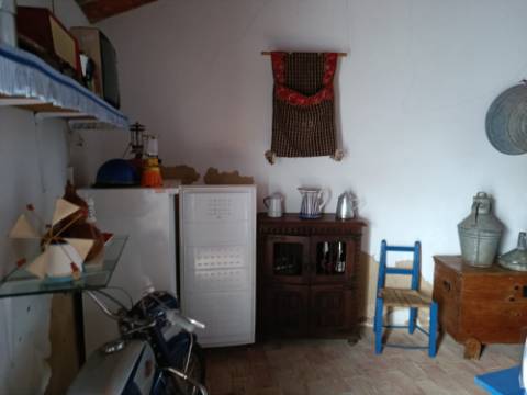 MORADIA T4 - COM TERRAÇO - COM JARDIM E POÇO - NO CENTRO DO AZINHAL EM CASTRO MARIM - ALGARVE