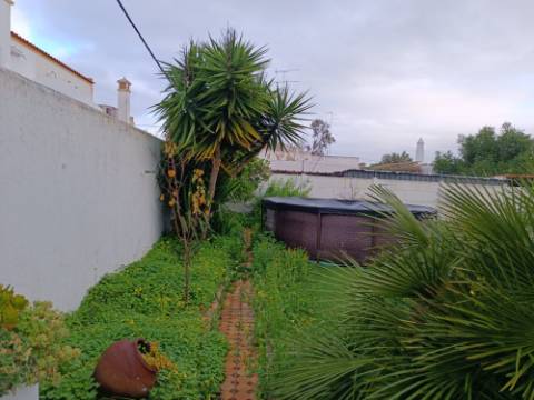 MORADIA T4 - COM TERRAÇO - COM JARDIM E POÇO - NO CENTRO DO AZINHAL EM CASTRO MARIM - ALGARVE