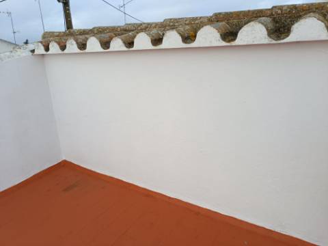 MORADIA T4 - COM TERRAÇO - COM JARDIM E POÇO - NO CENTRO DO AZINHAL EM CASTRO MARIM - ALGARVE