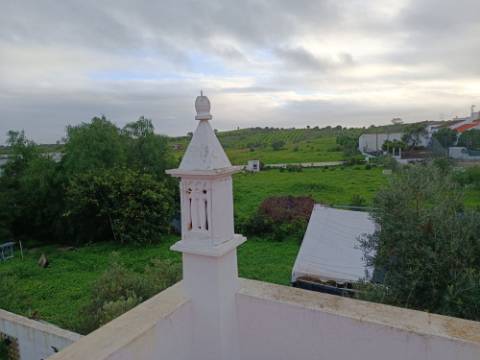 MORADIA T4 - COM TERRAÇO - COM JARDIM E POÇO - NO CENTRO DO AZINHAL EM CASTRO MARIM - ALGARVE