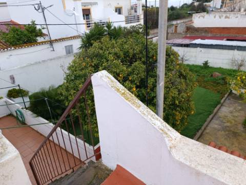 MORADIA T4 - COM TERRAÇO - COM JARDIM E POÇO - NO CENTRO DO AZINHAL EM CASTRO MARIM - ALGARVE
