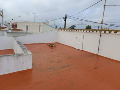 MORADIA T4 - COM TERRAÇO - COM JARDIM E POÇO - NO CENTRO DO AZINHAL EM CASTRO MARIM - ALGARVE