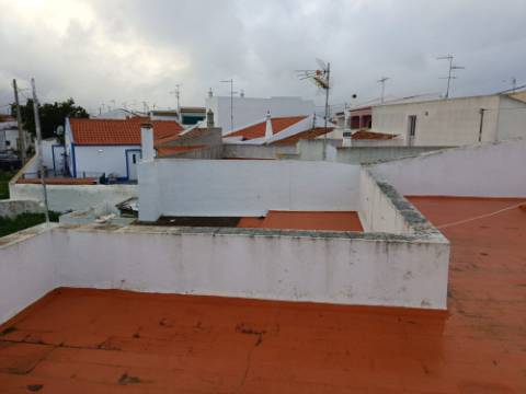 MORADIA T4 - COM TERRAÇO - COM JARDIM E POÇO - NO CENTRO DO AZINHAL EM CASTRO MARIM - ALGARVE