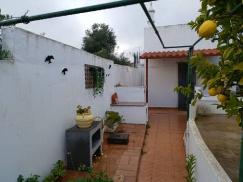 MORADIA T4 - COM TERRAÇO - COM JARDIM E POÇO - NO CENTRO DO AZINHAL EM CASTRO MARIM - ALGARVE