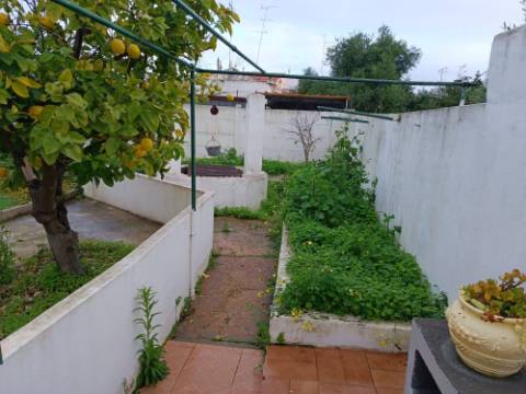 MORADIA T4 - COM TERRAÇO - COM JARDIM E POÇO - NO CENTRO DO AZINHAL EM CASTRO MARIM - ALGARVE