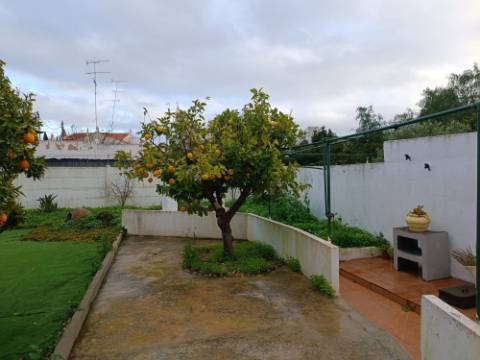MORADIA T4 - COM TERRAÇO - COM JARDIM E POÇO - NO CENTRO DO AZINHAL EM CASTRO MARIM - ALGARVE