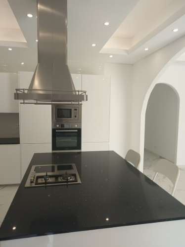 MORADIA ISOLADA COM PISCINA, TERRENO DE 2.250 M2, COMÉRCIO E ARMAZÉM