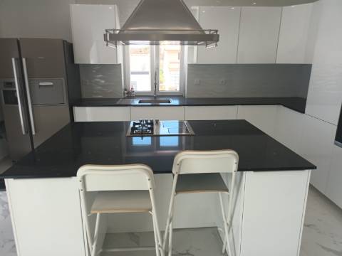 MORADIA ISOLADA COM PISCINA, TERRENO DE 2.250 M2, COMÉRCIO E ARMAZÉM