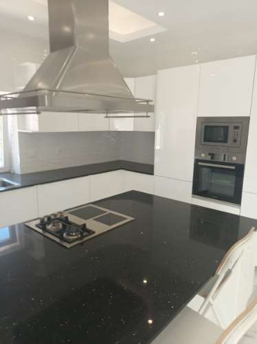 MORADIA ISOLADA COM PISCINA, TERRENO DE 2.250 M2, COMÉRCIO E ARMAZÉM