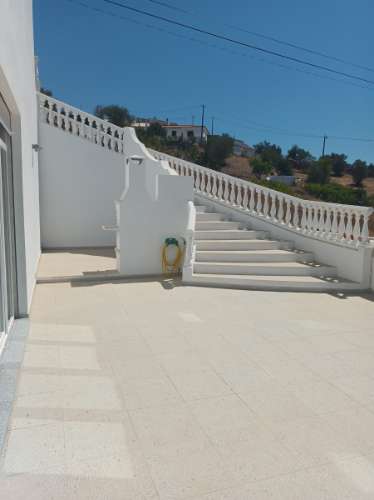 MORADIA ISOLADA COM PISCINA, TERRENO DE 2.250 M2, COMÉRCIO E ARMAZÉM