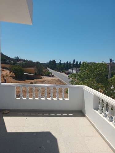 MORADIA ISOLADA COM PISCINA, TERRENO DE 2.250 M2, COMÉRCIO E ARMAZÉM