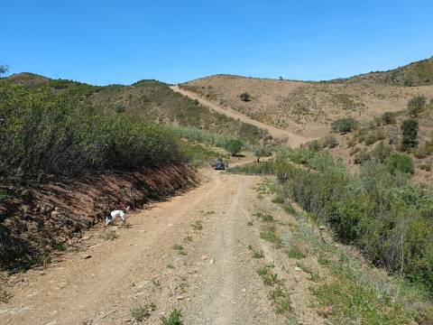TERRENO COM 12.800 M2 - PRÓXIMO A CORTE DO GAGO EM CASTRO MARIM - ALGARVE