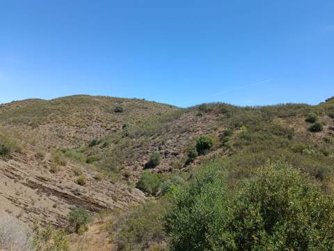 TERRENO COM 12.800 M2 - PRÓXIMO A CORTE DO GAGO EM CASTRO MARIM - ALGARVE