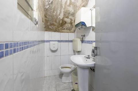 Moradia T5+5+2 no Areeiro (Avenida Almirante Gago Coutinho)