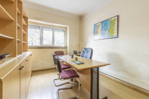 Moradia T5+5+2 no Areeiro (Avenida Almirante Gago Coutinho)