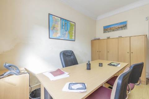 Moradia T5+5+2 no Areeiro (Avenida Almirante Gago Coutinho)