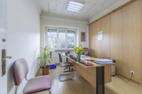 Moradia T5+5+2 no Areeiro (Avenida Almirante Gago Coutinho)