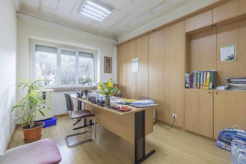 Moradia T5+5+2 no Areeiro (Avenida Almirante Gago Coutinho)