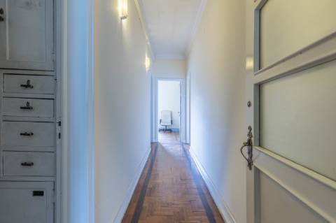 Moradia T5+5+2 no Areeiro (Avenida Almirante Gago Coutinho)