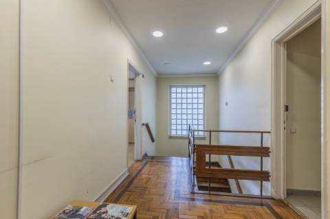 Moradia T5+5+2 no Areeiro (Avenida Almirante Gago Coutinho)