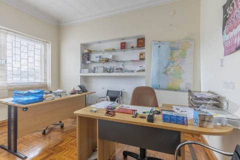 Moradia T5+5+2 no Areeiro (Avenida Almirante Gago Coutinho)