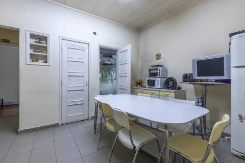 Moradia T5+5+2 no Areeiro (Avenida Almirante Gago Coutinho)