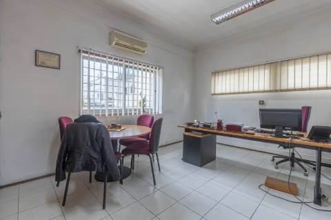 Moradia T5+5+2 no Areeiro (Avenida Almirante Gago Coutinho)