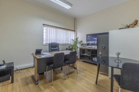 Moradia T5+5+2 no Areeiro (Avenida Almirante Gago Coutinho)