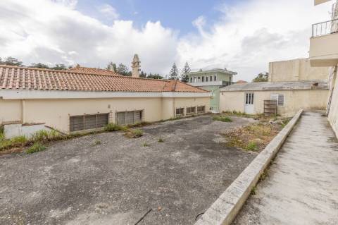 Moradia T5+5+2 no Areeiro (Avenida Almirante Gago Coutinho)