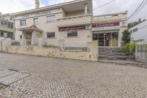 Moradia T5+5+2 no Areeiro (Avenida Almirante Gago Coutinho)