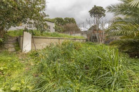 Moradia T5+5+2 no Areeiro (Avenida Almirante Gago Coutinho)