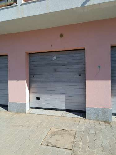 GARAGEM PARA CARRO E MOTO - ÁGUA, LUZ E ESGOTOS - ACESSO DIRETO À RUA - HORTAS - VILA REAL DE SANTO ANTONIO