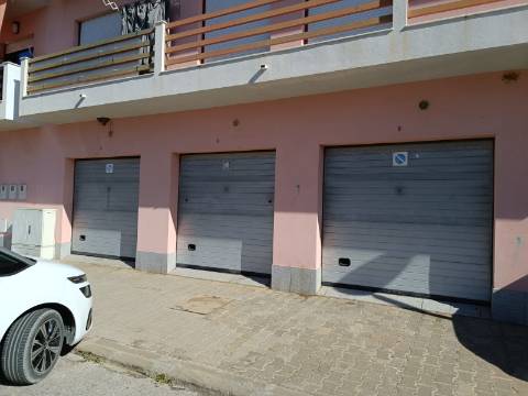GARAGEM PARA CARRO E MOTO - ÁGUA, LUZ E ESGOTOS - ACESSO DIRETO À RUA - HORTAS - VILA REAL DE SANTO ANTONIO