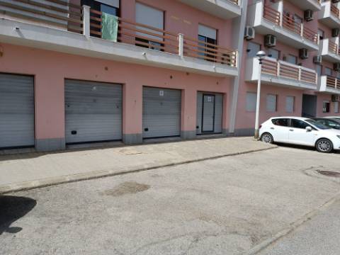 GARAGEM PARA CARRO E MOTO - ÁGUA, LUZ E ESGOTOS - ACESSO DIRETO À RUA - HORTAS - VILA REAL DE SANTO ANTONIO