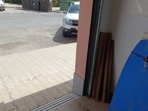 GARAGEM PARA CARRO E MOTO - ÁGUA, LUZ E ESGOTOS - ACESSO DIRETO À RUA - HORTAS - VILA REAL DE SANTO ANTONIO