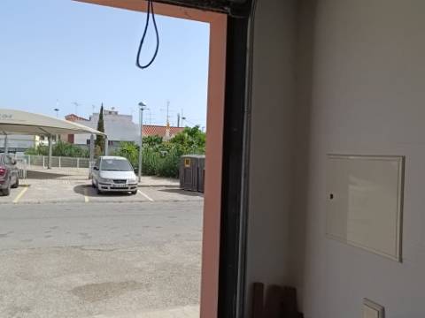 GARAGEM PARA CARRO E MOTO - ÁGUA, LUZ E ESGOTOS - ACESSO DIRETO À RUA - HORTAS - VILA REAL DE SANTO ANTONIO