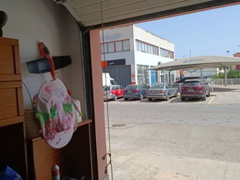 GARAGEM PARA CARRO E MOTO - ÁGUA, LUZ E ESGOTOS - ACESSO DIRETO À RUA - HORTAS - VILA REAL DE SANTO ANTONIO