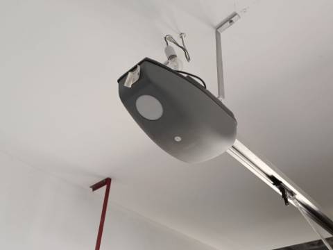 GARAGEM PARA CARRO E MOTO - ÁGUA, LUZ E ESGOTOS - ACESSO DIRETO À RUA - HORTAS - VILA REAL DE SANTO ANTONIO