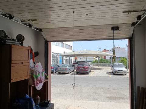GARAGEM PARA CARRO E MOTO - ÁGUA, LUZ E ESGOTOS - ACESSO DIRETO À RUA - HORTAS - VILA REAL DE SANTO ANTONIO