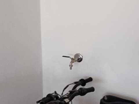 GARAGEM PARA CARRO E MOTO - ÁGUA, LUZ E ESGOTOS - ACESSO DIRETO À RUA - HORTAS - VILA REAL DE SANTO ANTONIO