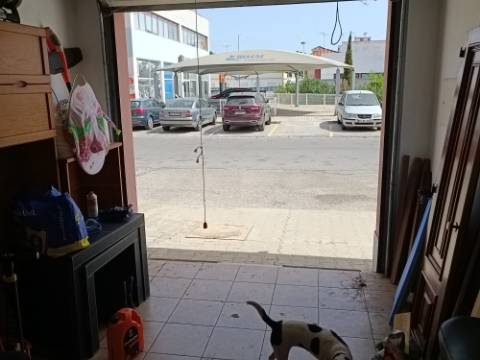GARAGEM PARA CARRO E MOTO - ÁGUA, LUZ E ESGOTOS - ACESSO DIRETO À RUA - HORTAS - VILA REAL DE SANTO ANTONIO
