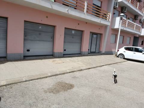 GARAGEM PARA CARRO E MOTO - ÁGUA, LUZ E ESGOTOS - ACESSO DIRETO À RUA - HORTAS - VILA REAL DE SANTO ANTONIO