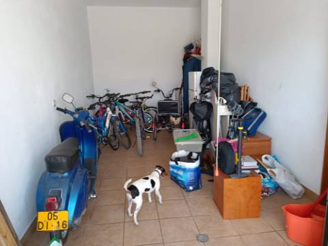 GARAGEM PARA CARRO E MOTO - ÁGUA, LUZ E ESGOTOS - ACESSO DIRETO À RUA - HORTAS - VILA REAL DE SANTO ANTONIO