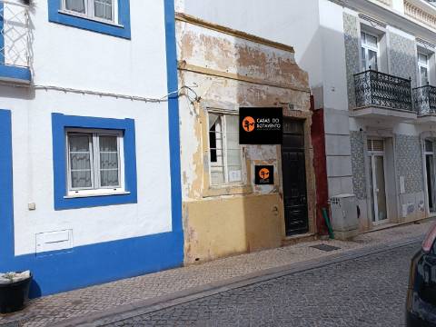 Casa Típica na Baixa de Olhão para recuperar.
