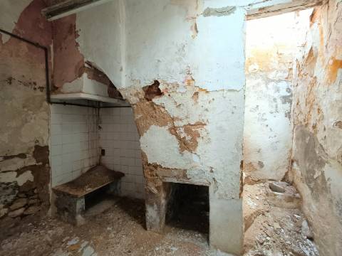 Casa Típica na Baixa de Olhão para recuperar.