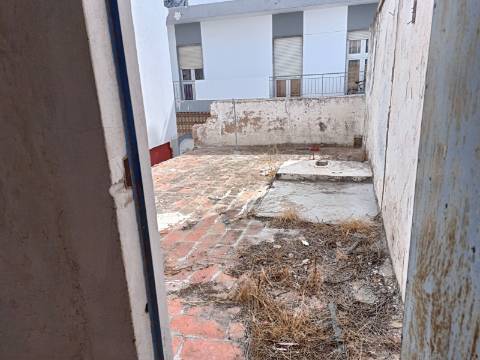 Casa Típica na Baixa de Olhão para recuperar.