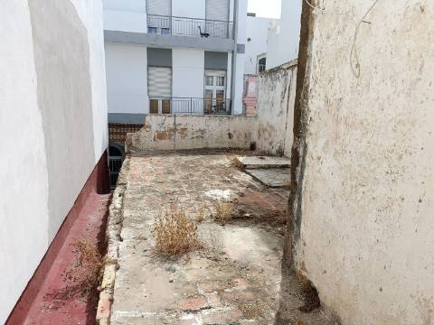Casa Típica na Baixa de Olhão para recuperar.