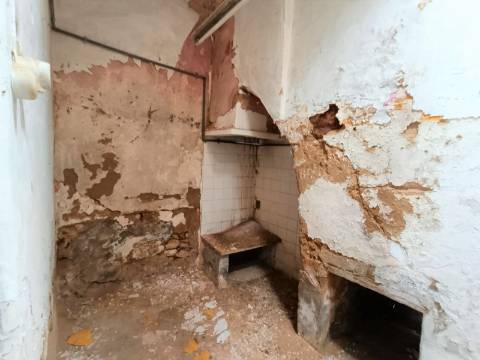 Casa Típica na Baixa de Olhão para recuperar.