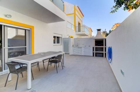 Moradia V2+2 Duplex com garagem, varandas e terraço